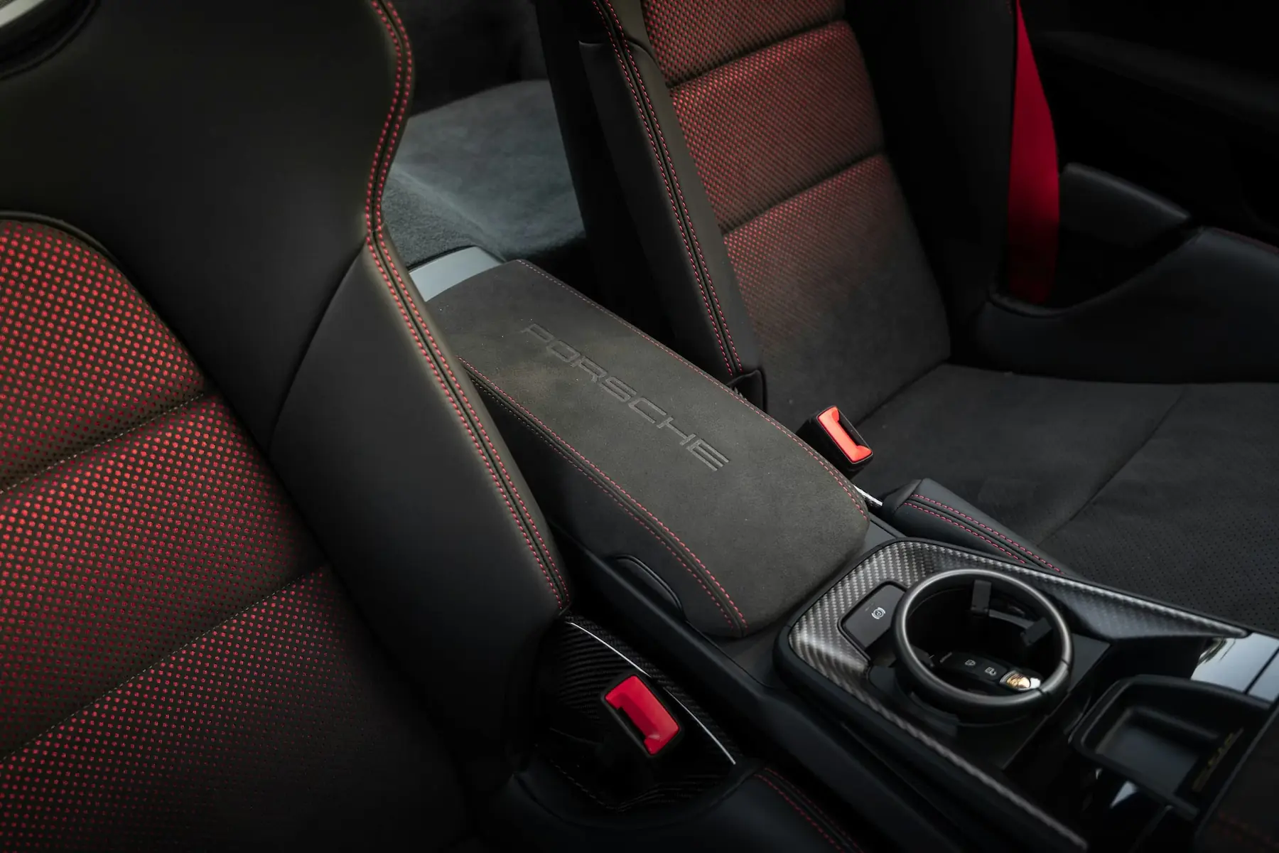 Alcantara de console centrale et sièges d’une Porsche en gros plan