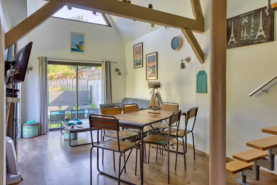 Séjour avec table à manger et accès terrasse au Cottage Dieppe Le Gîte des Amis en Normandie