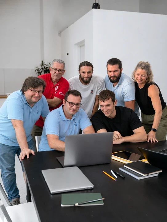 Équipe EMB Solutions Toulouse Pau devant un bureau
