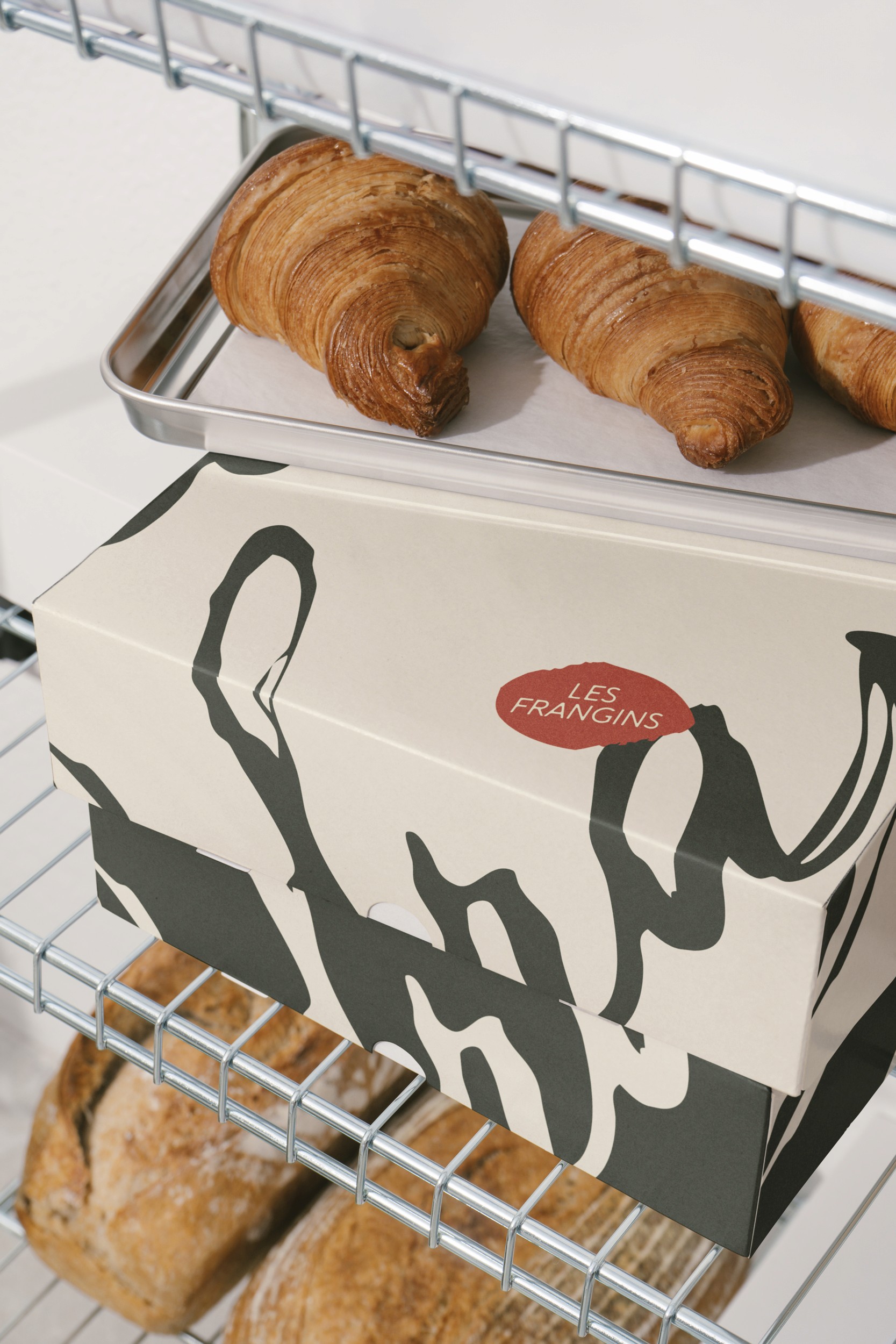 Carte de visite du restaurant Au fil du goût, mettant en avant un design graphique épuré, moderne et élégant. Composition harmonieuse avec typographie claire et identité visuelle cohérente.