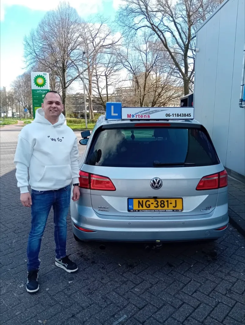 Blije leerling die in één keer haar rijbewijs heeft gehaald bij Rijschool Martens.