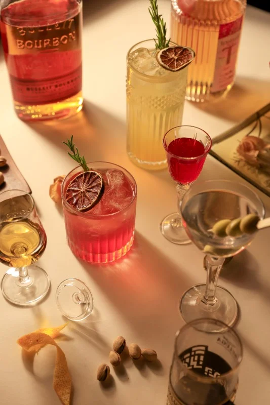 Barman na weselu pokazuje sztuczki barmańskie przed zgromadzonymi gośćmi podczas pokazu barmańskiego