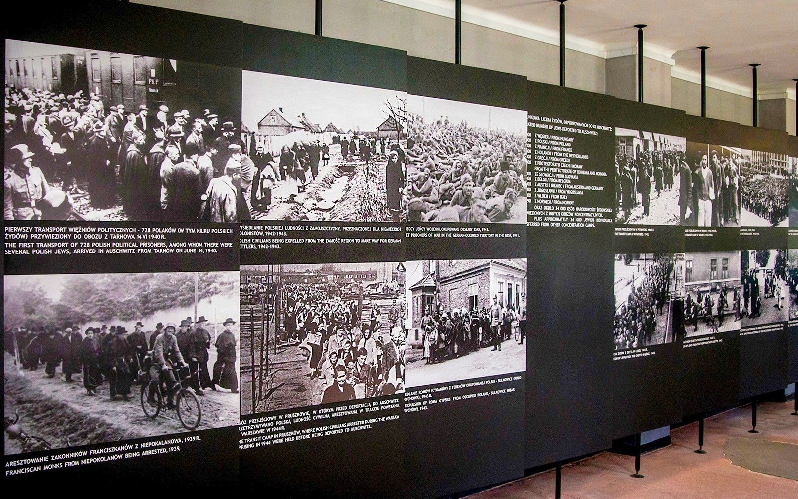 Historyczne fotografie zaprezentowane na wystawie w Muzeum Auschwitz-Birkenau.