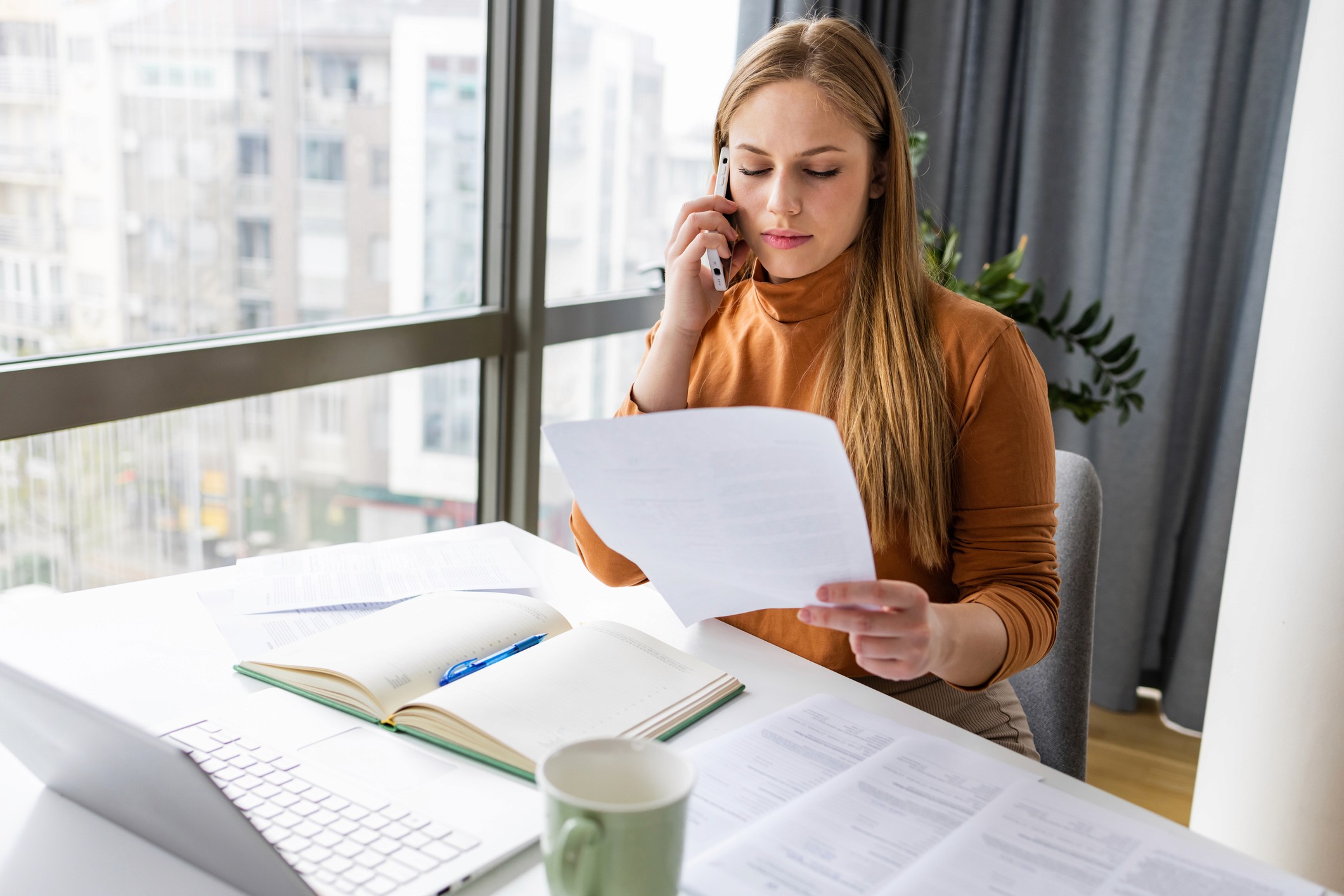 Bürokauffrau ernstes Telefongespräch