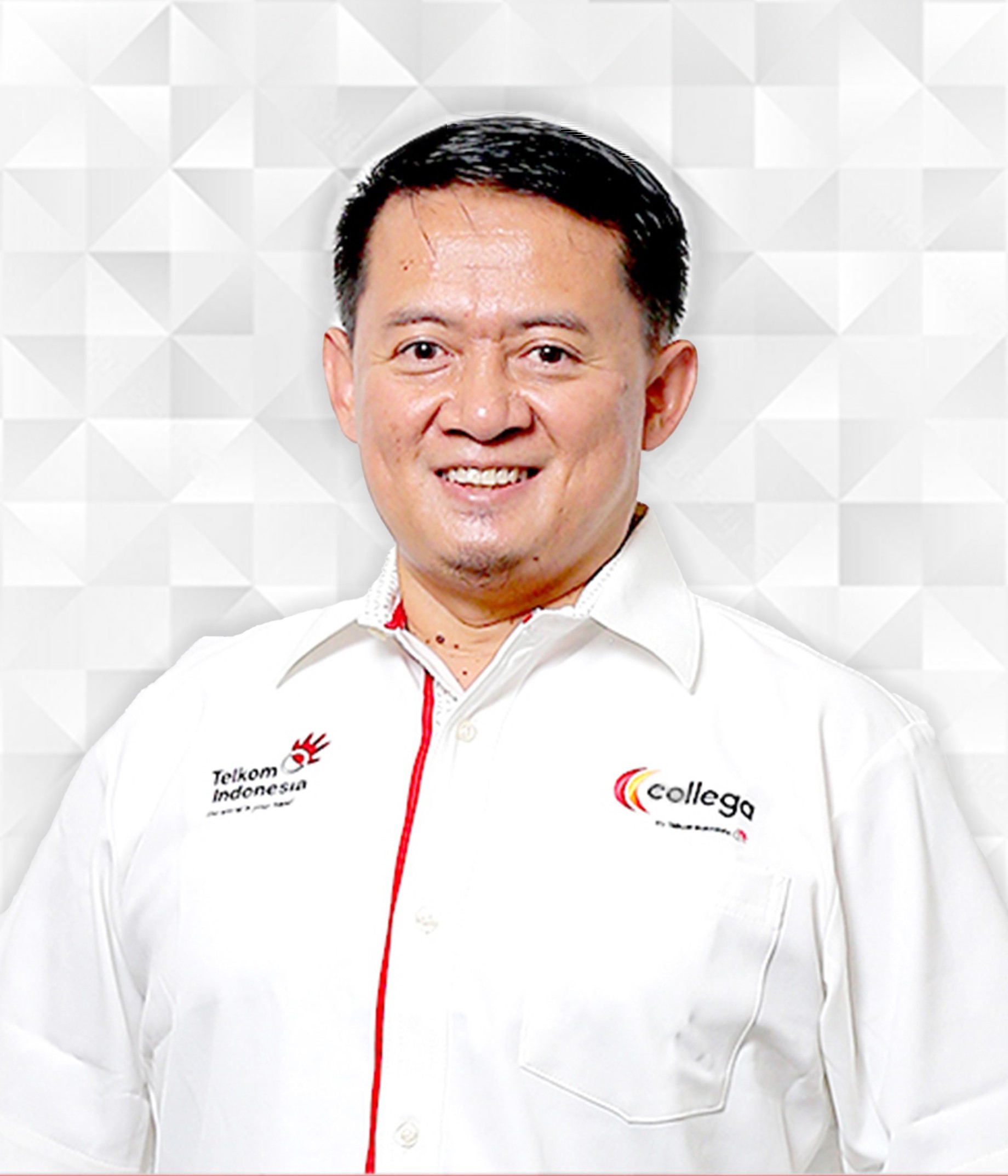 Foto portrait SVP Data Center Operation collega Sugiarto menggunakan kemeja collega putih