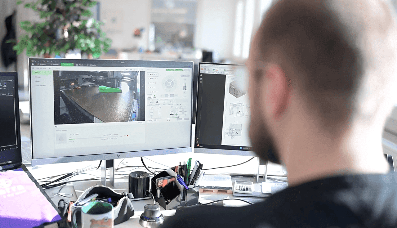 Ein Mitarbeiter am Computer