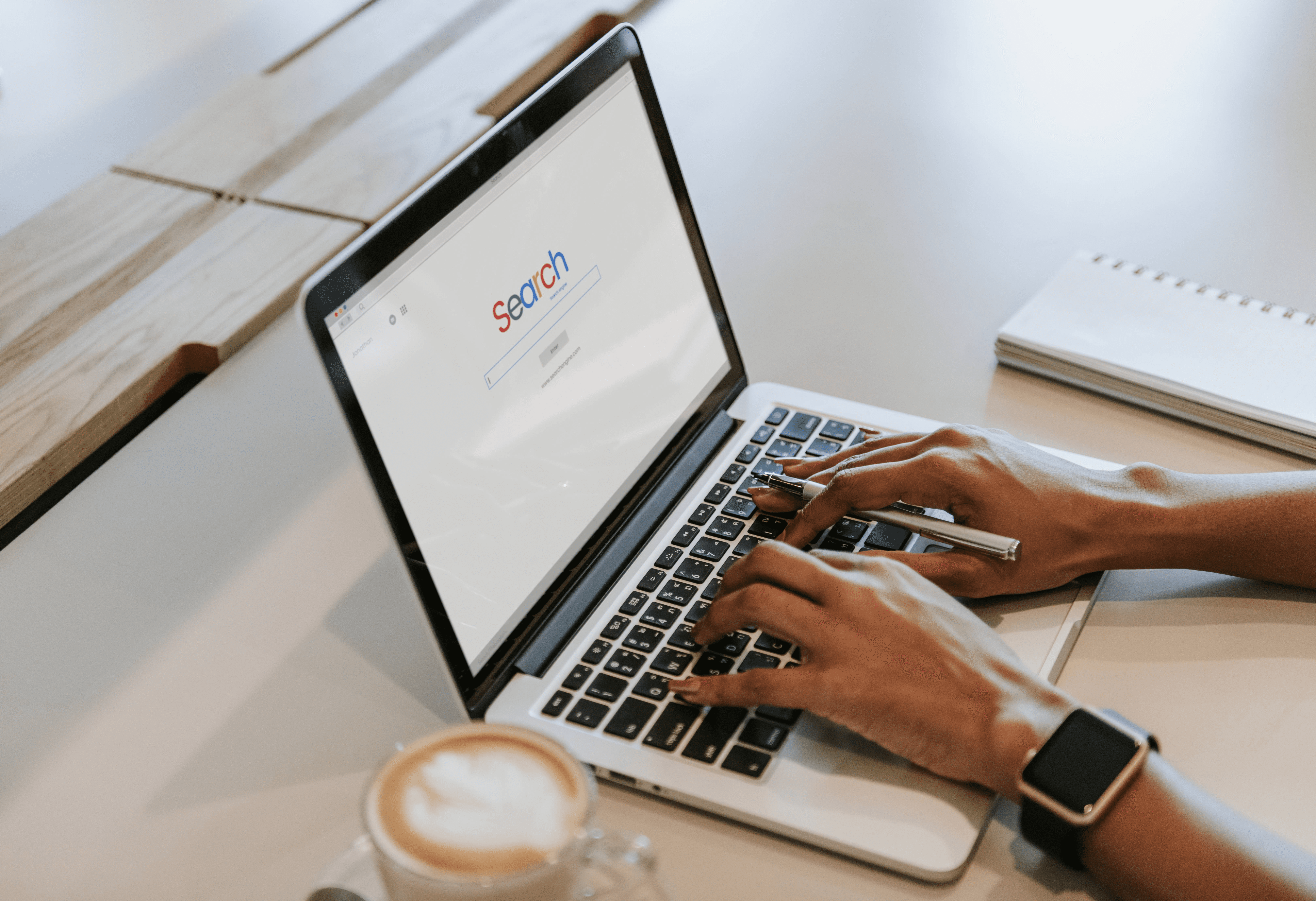 Übersicht eines Laptops mit Google Search