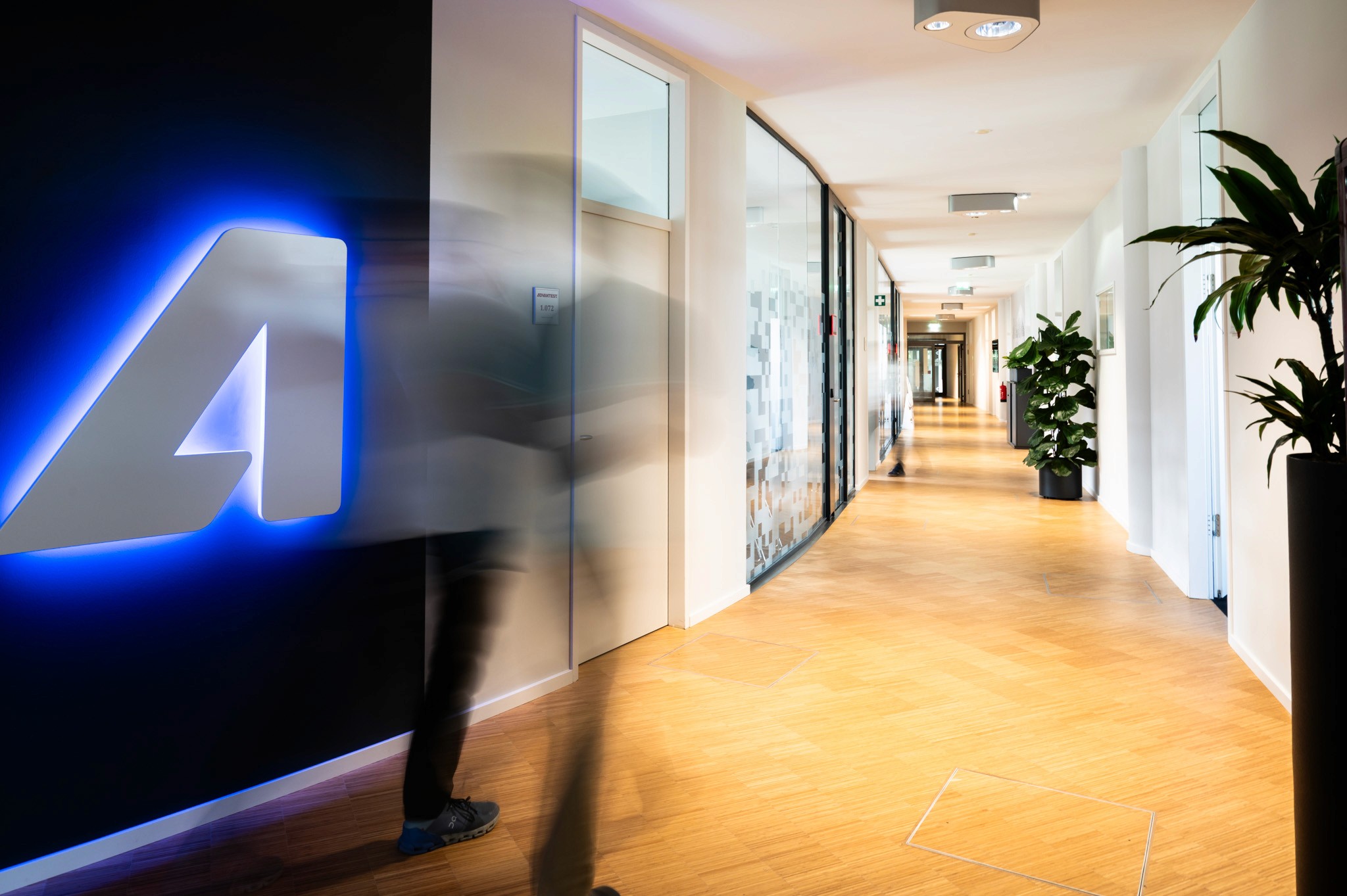 Logo Advantest iluminat în zona de intrare a clădirii