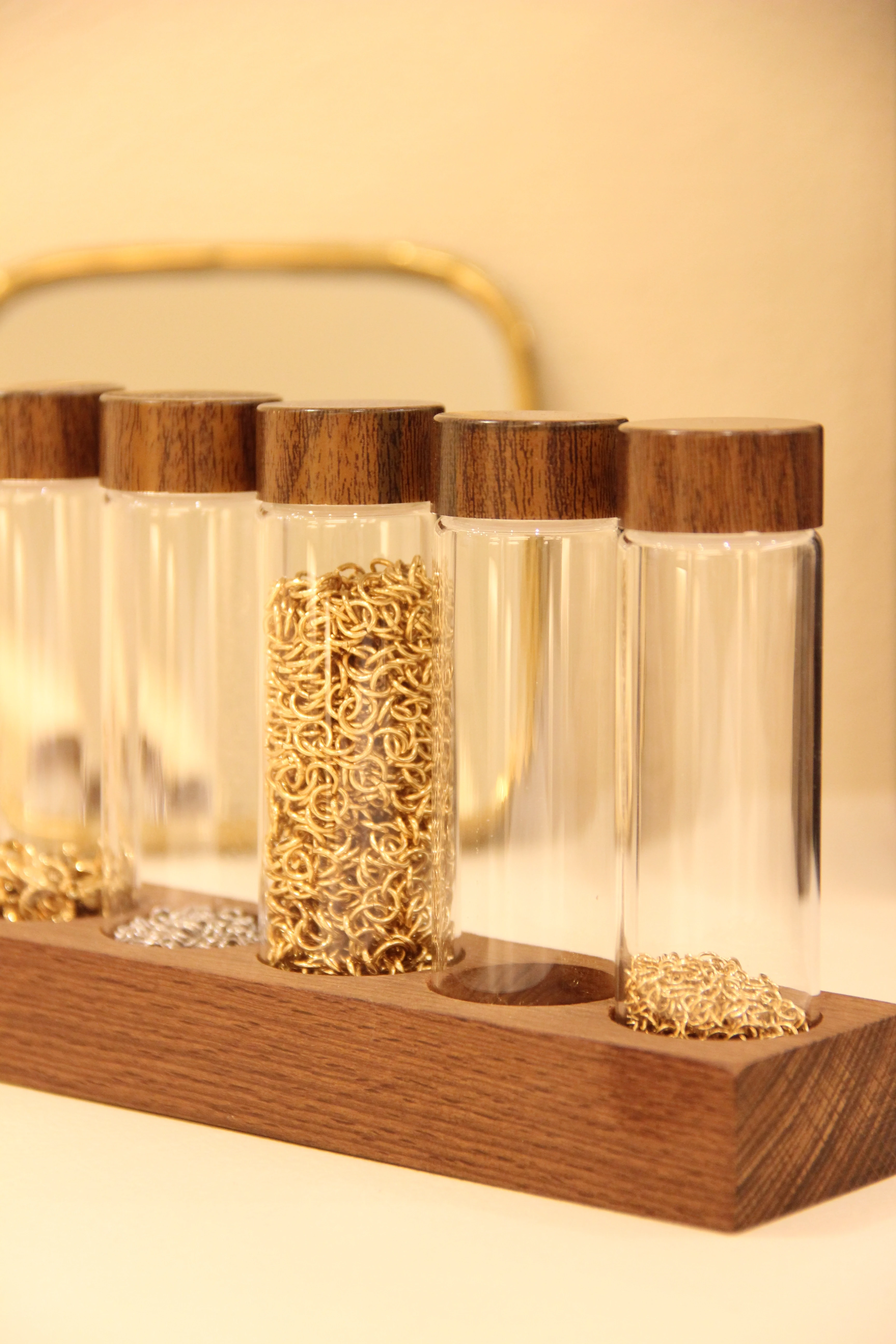 Scatto professionale dei gioielli artigianali Laura Sciunnach prodotto da Aura Studio, agenzia di comunicazione di Genova, per la comunicazione social.