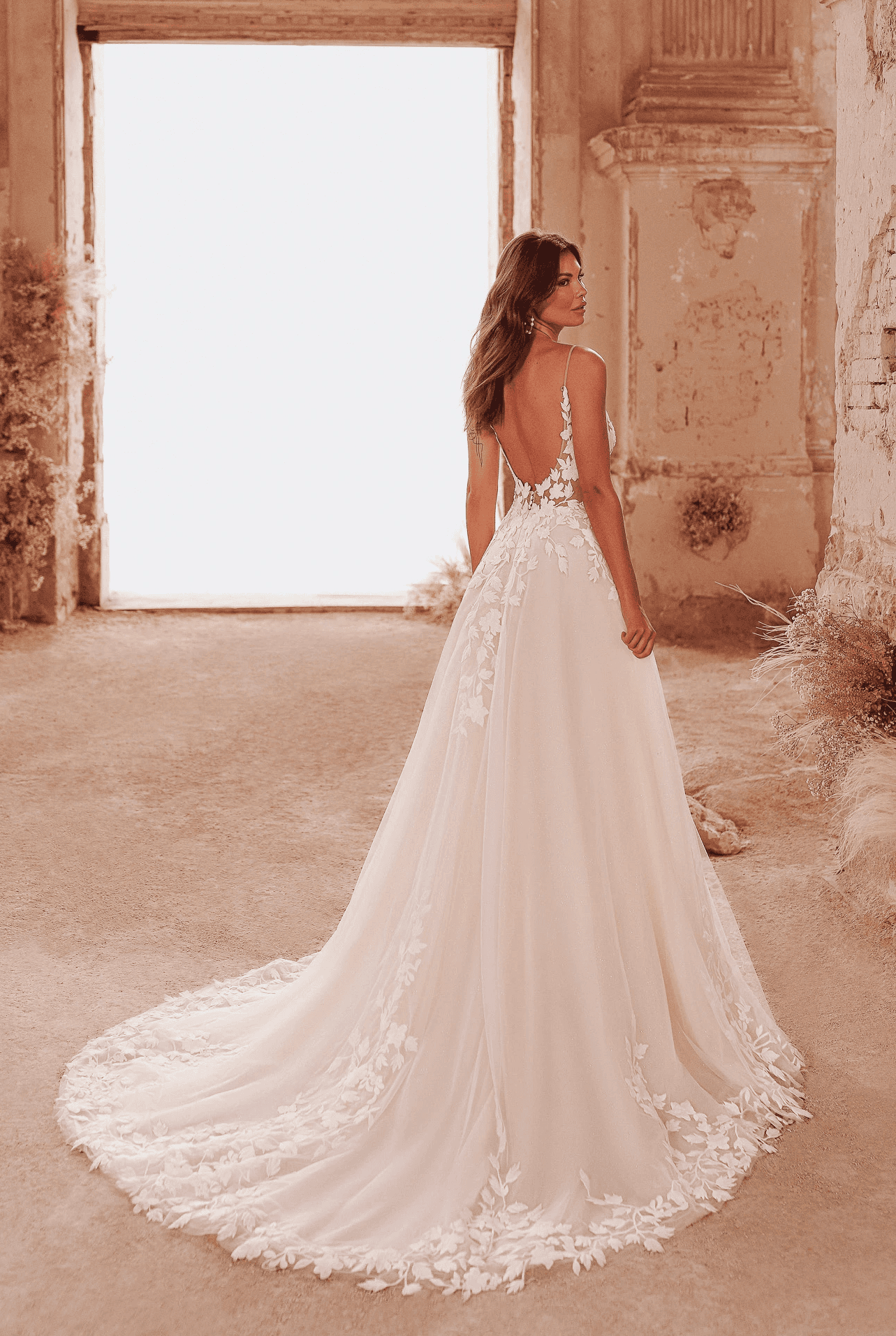 Brautkleid mit tiefem Rücken und Tüllrock mit Spitzenapplikationen