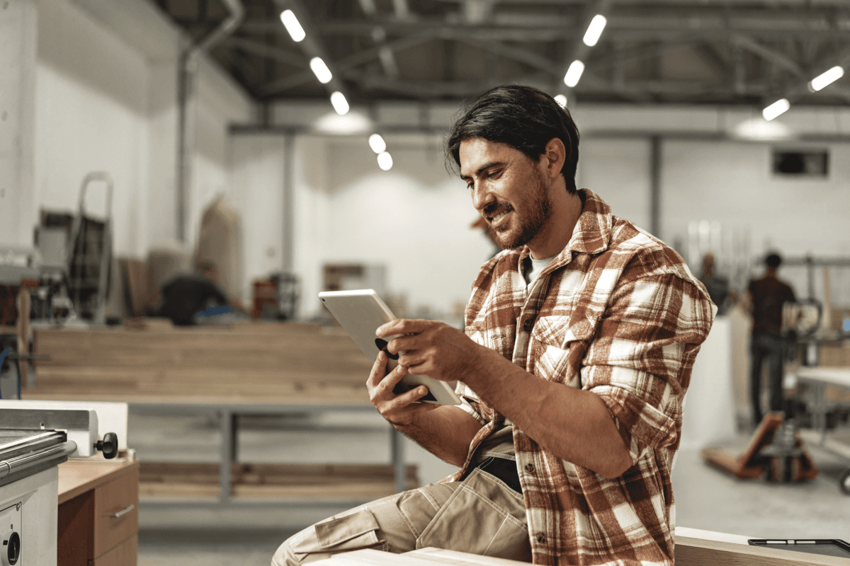 Schreiner mit tablet nutzt tapio in einer Werkstatt