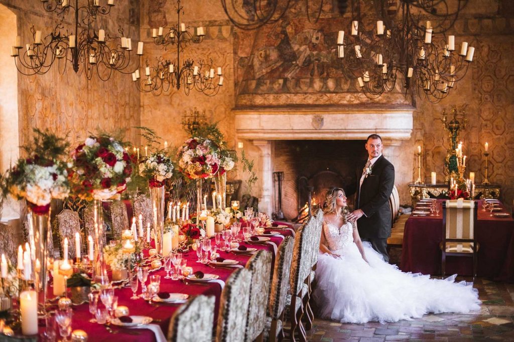 Mariage dans un chateau, photo d'une tablée avec deux mariés