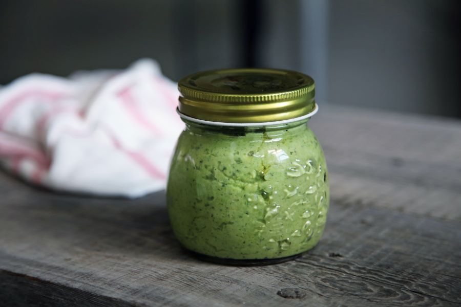 Conservare il basilico sott'olio (pesto)