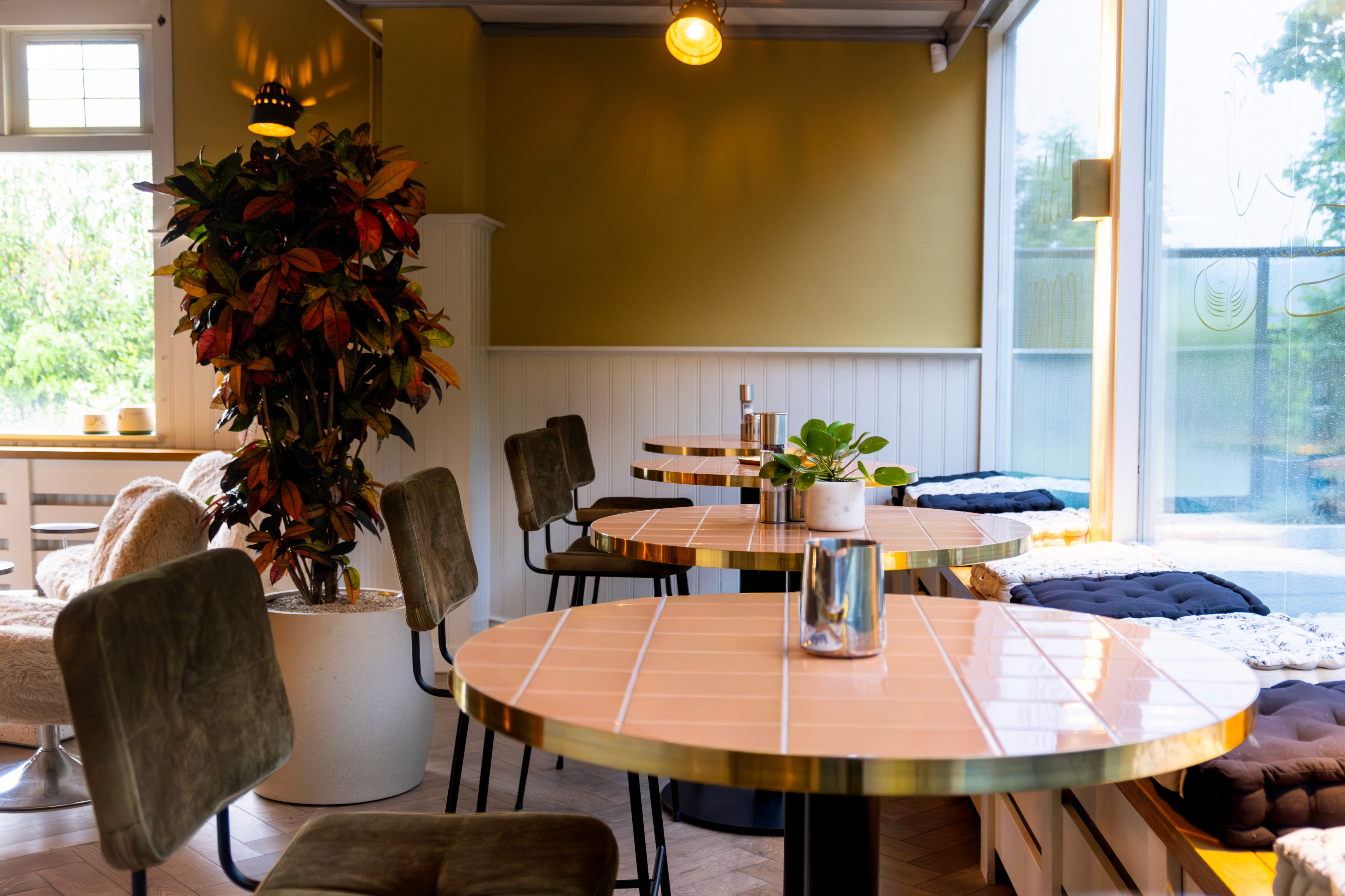 Warm en licht interieur van familierestaurant Pan & Cook in Prinsenbeek.