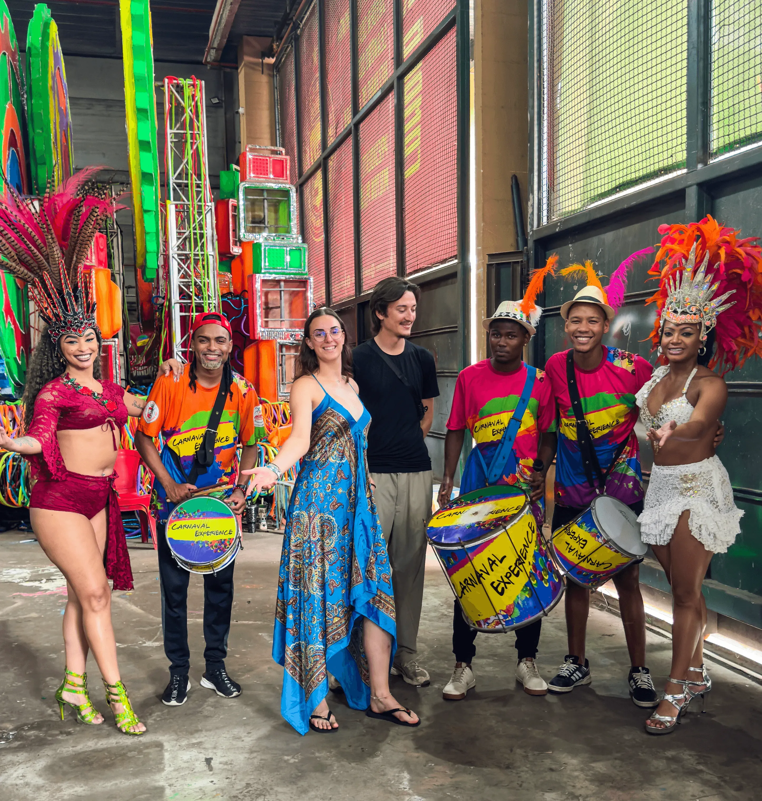 Troupe de personnes avec des tenues de Carnaval