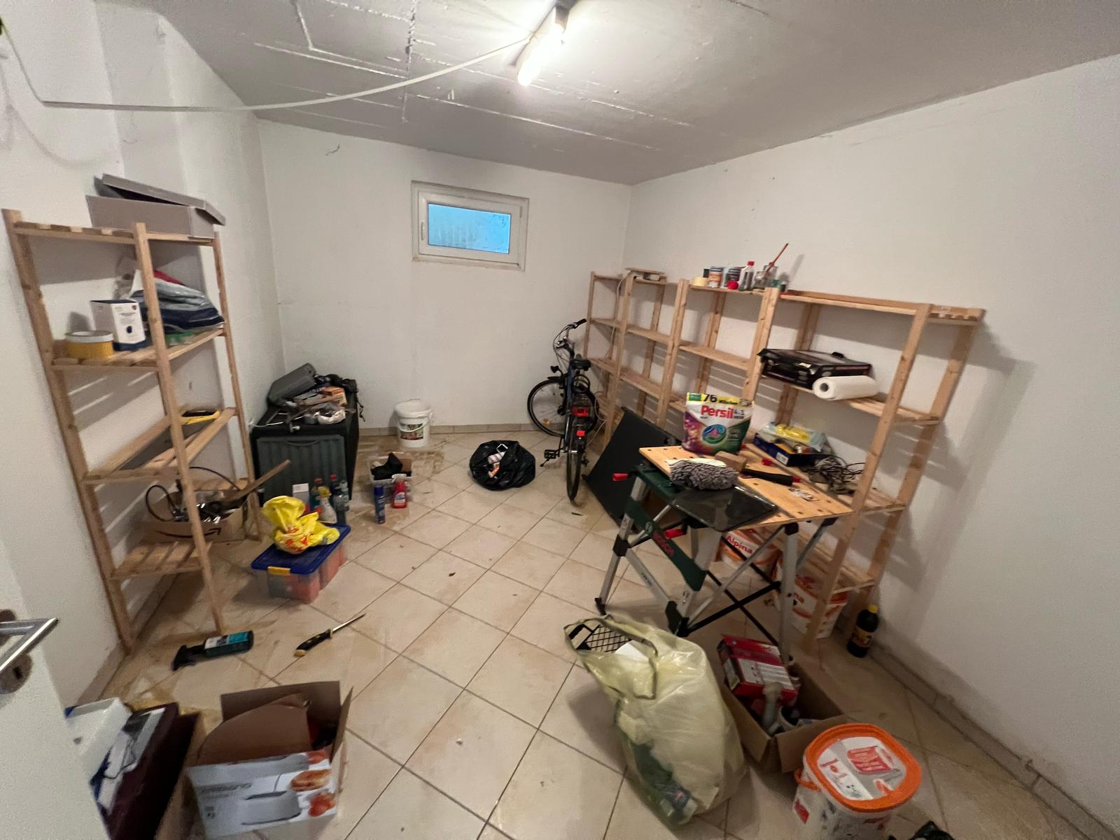 Entrümpelung Freising, Ein Dachboden mit sehr viel Objekten das weggeschmissen werden muss.