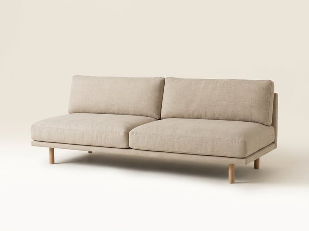 Schlichtes Zweisitzer-Sofa ohne Armlehnen mit beigem Leinenbezug und Holzfüßen vor hellem Hintergrund
