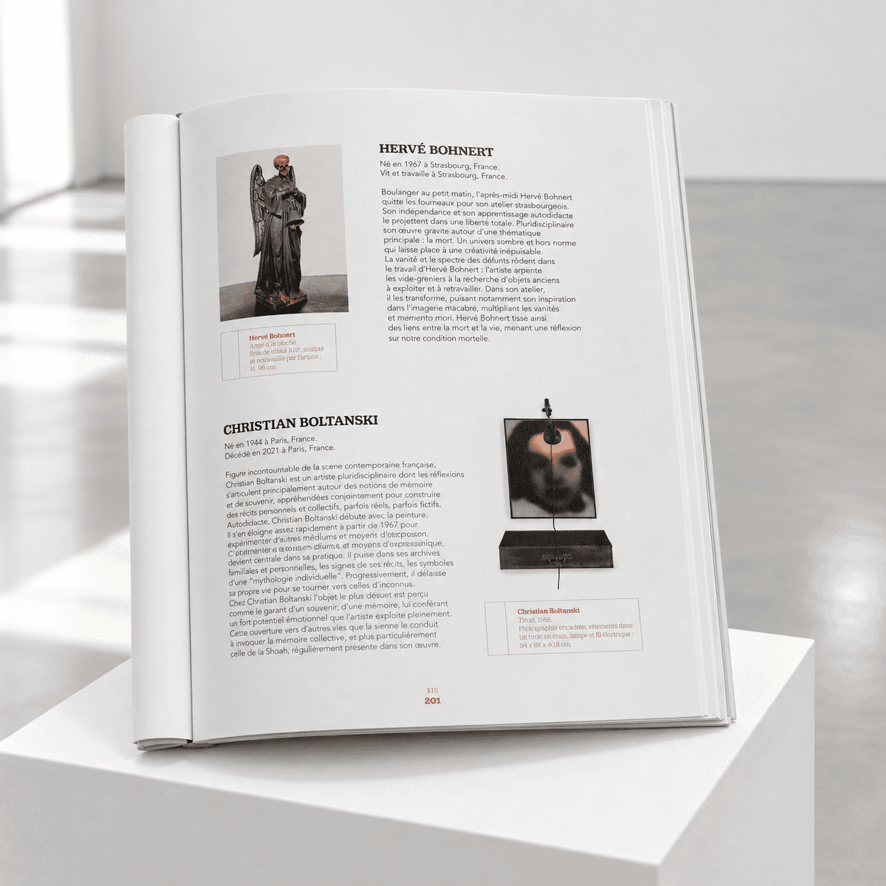 Catalogue XXH de la Fondation Francès ouvert à la page 201, présentant les notices biographiques d'Hervé Bohnert et de Christian Boltanski, chacune illustrée d'une photo d'œuvre : l'Ange à la cloche pour Bohnert, et Tiroir pour Boltanski.