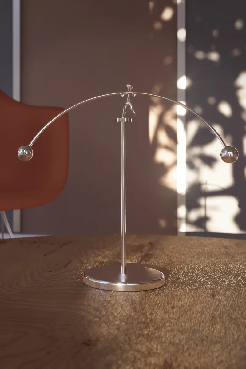Detailaufnahme einer kleinen dekorativen Schale auf einem Tisch.