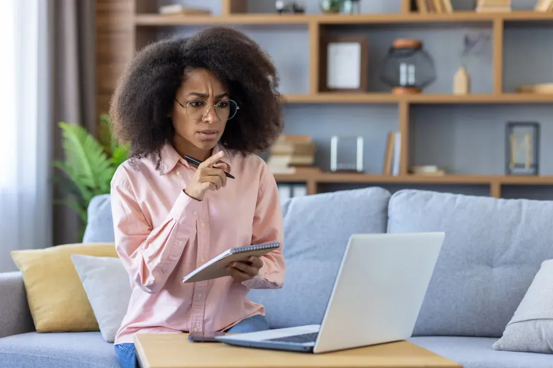 womann confused looking at laptop