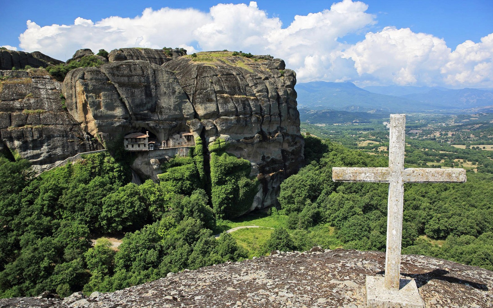 Meteora rotsformaties met klooster en kruis, Griekenland, tijdens de Hidden Trails Wandeltocht.