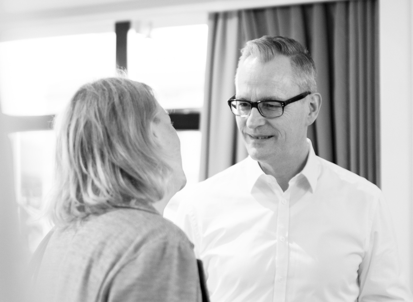 Verhandlungsexperte Stefan Kühn im Gespräch mit einer Kundin