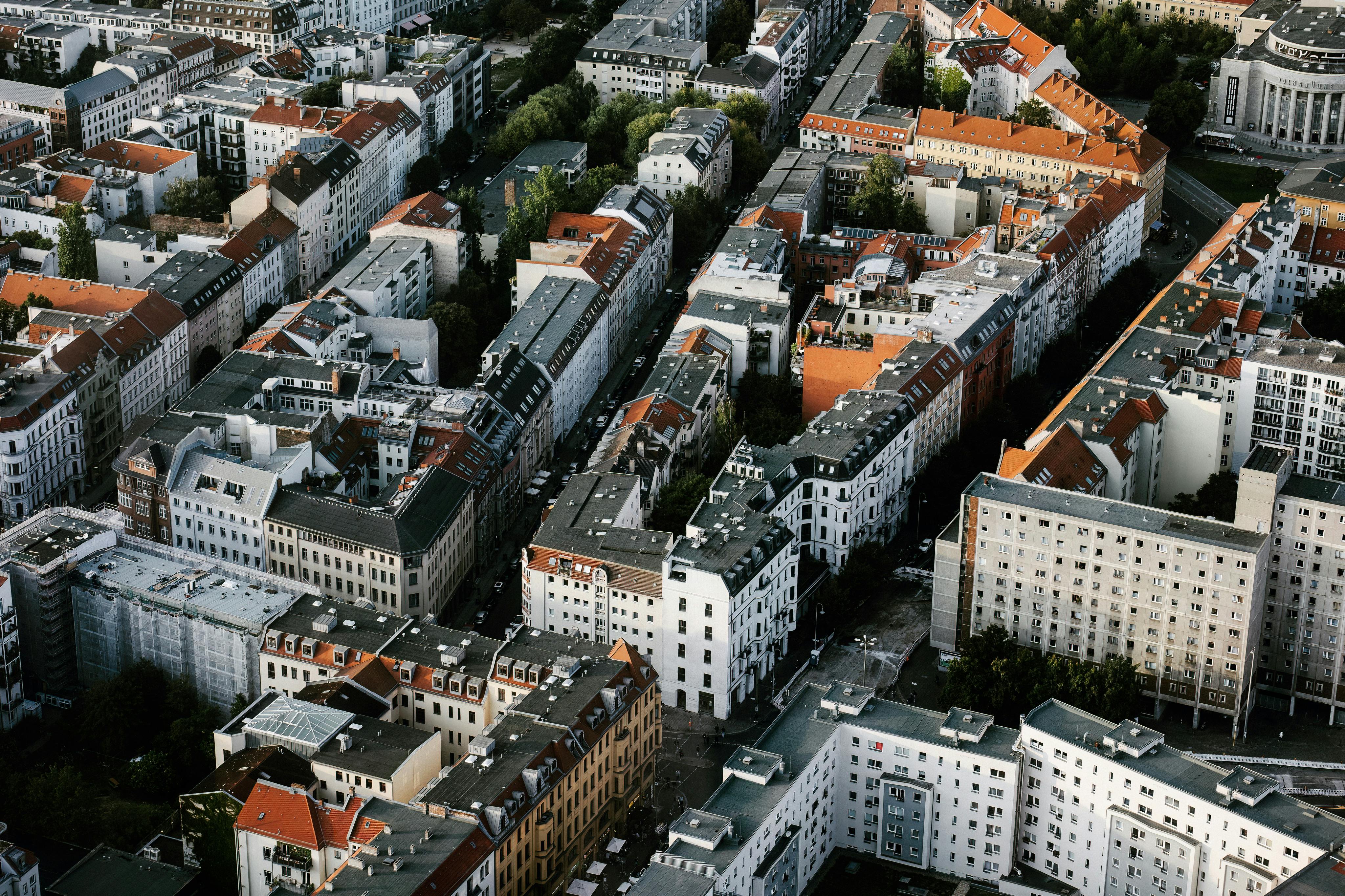 Luftbild eines urbanen Quartiers. Kontaktieren Sie die DAG Revitalisierung GmbH – Ihren bundesweiten Generalunternehmer für schlüsselfertiges Bauen.