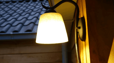 Detail van een maatwerk wandlamp van Bellini Lighting met warme lichtuitstraling in een interieur