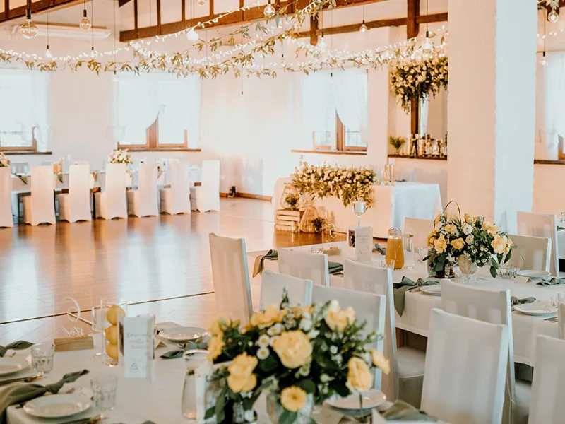 Przyjęcia weselne zdjęcie wejścia do obiektu z szampanem