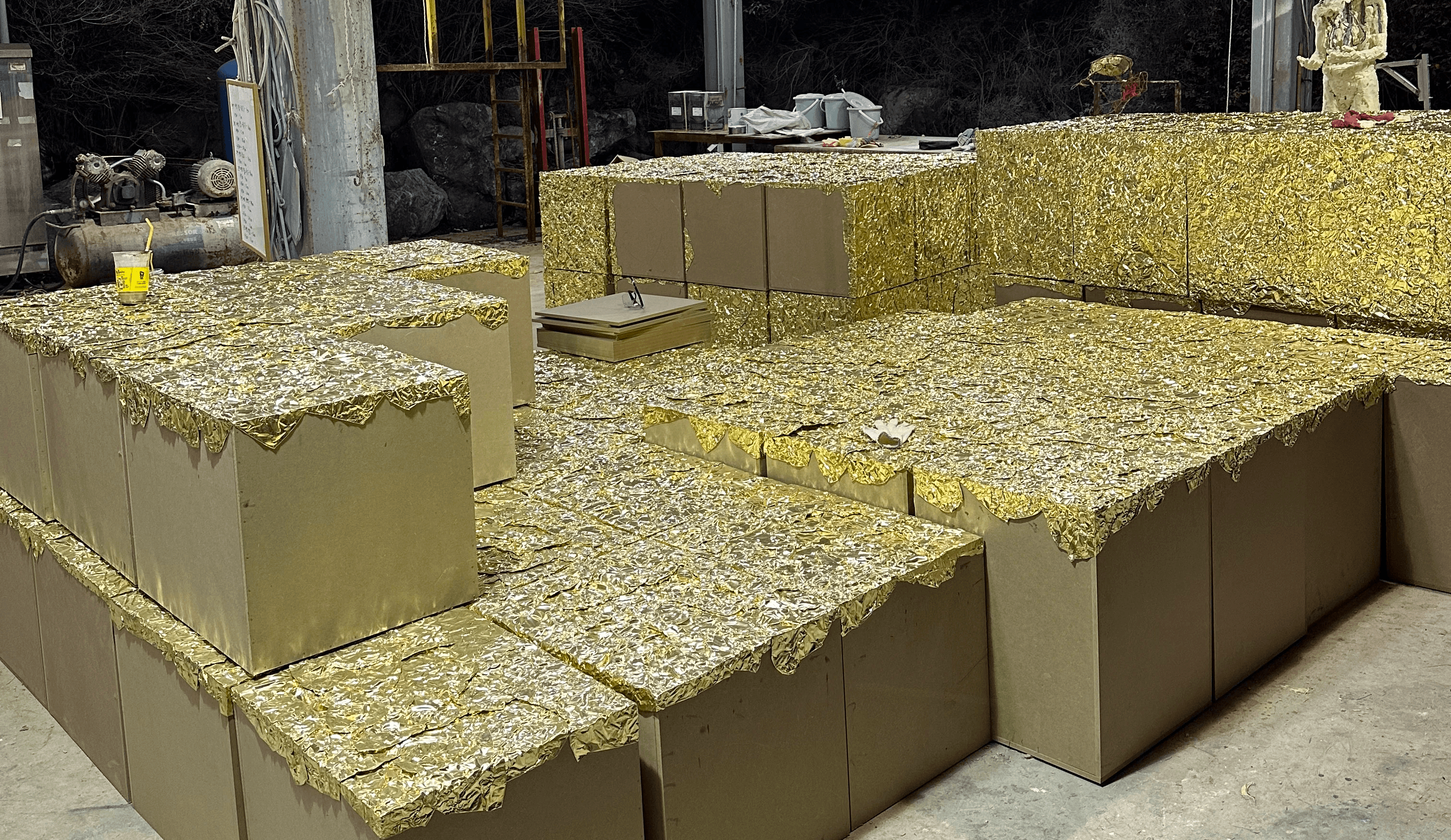 번호가 매겨진 골드 큐브 적재 및 검수, 현장 설치 준비 / Numbered gold cubes stacked for inspection before on-site installation