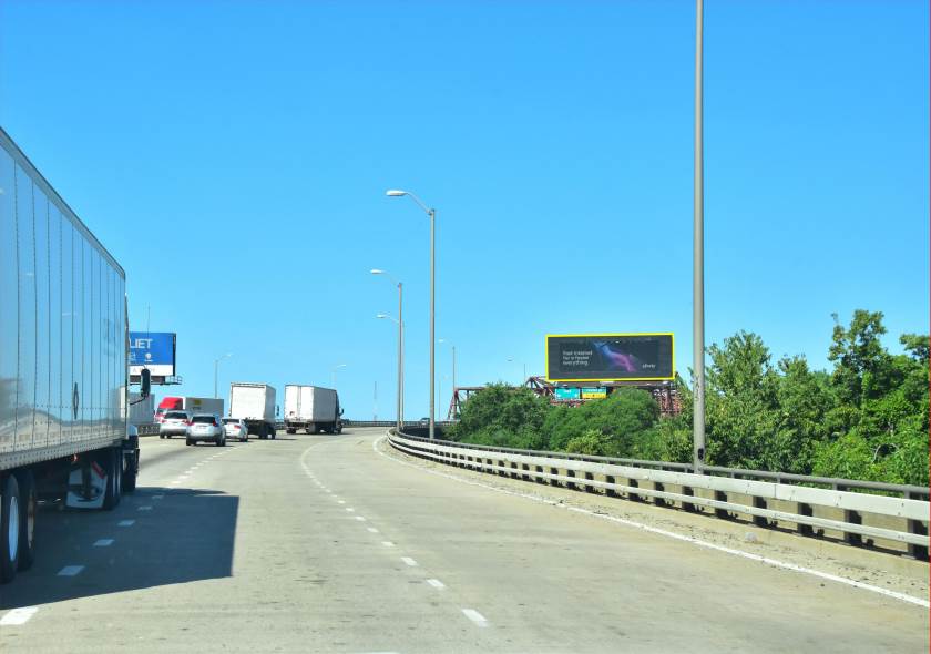 com.lamar:251.070261 — digital billboard in Joliet