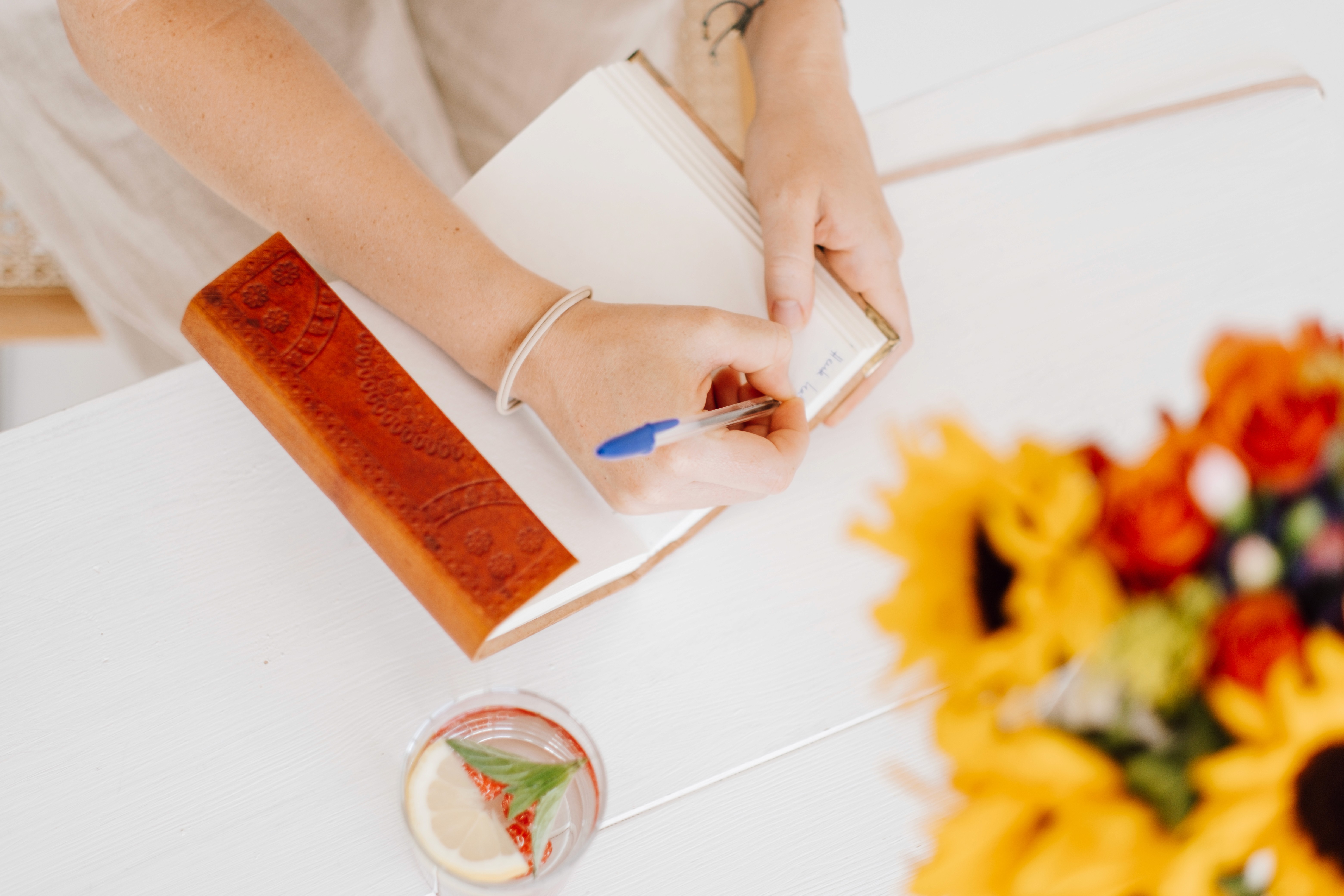 Antonia schreibt in ihr Journal