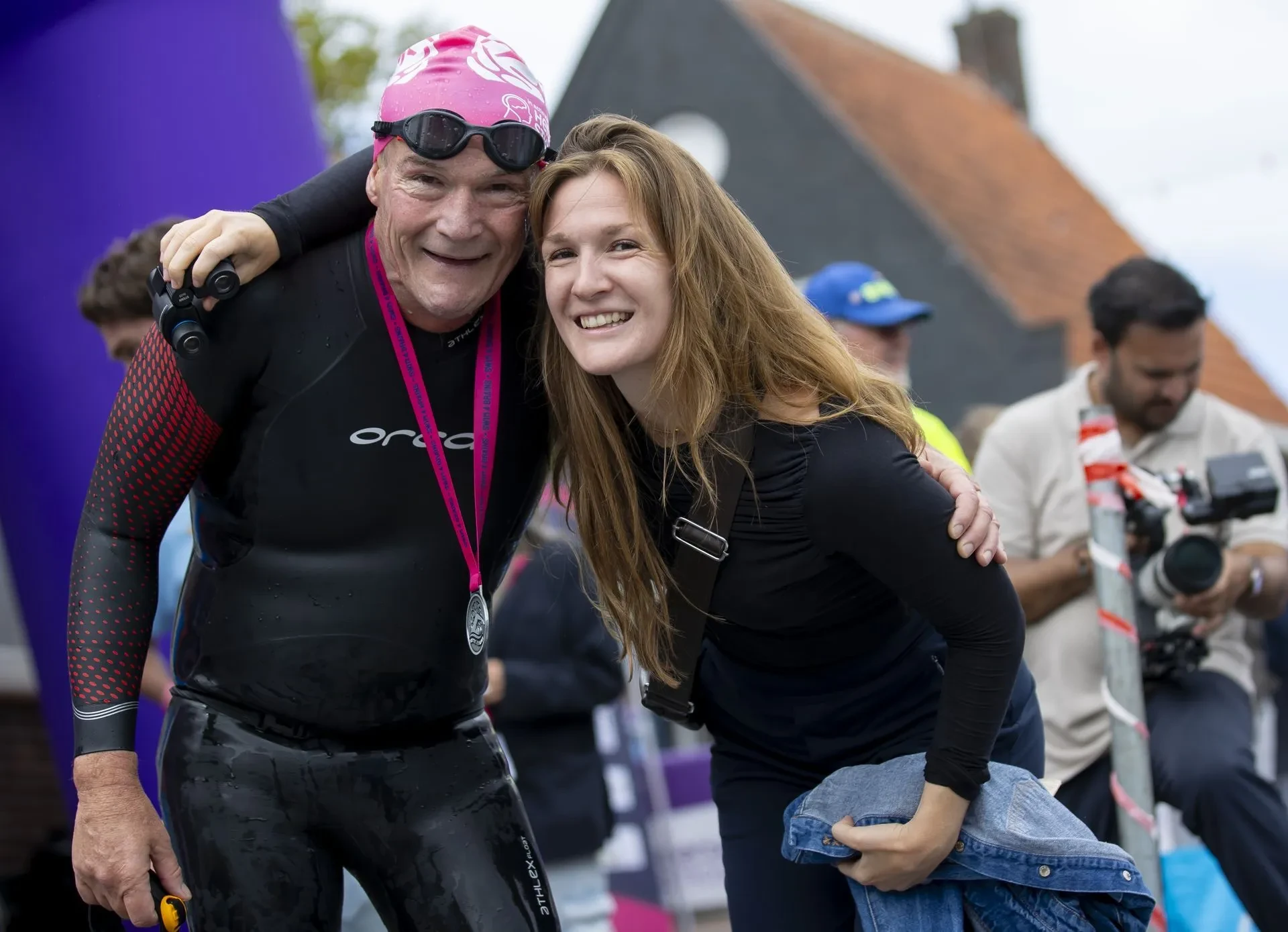 Zwemmer met supporter na de tocht