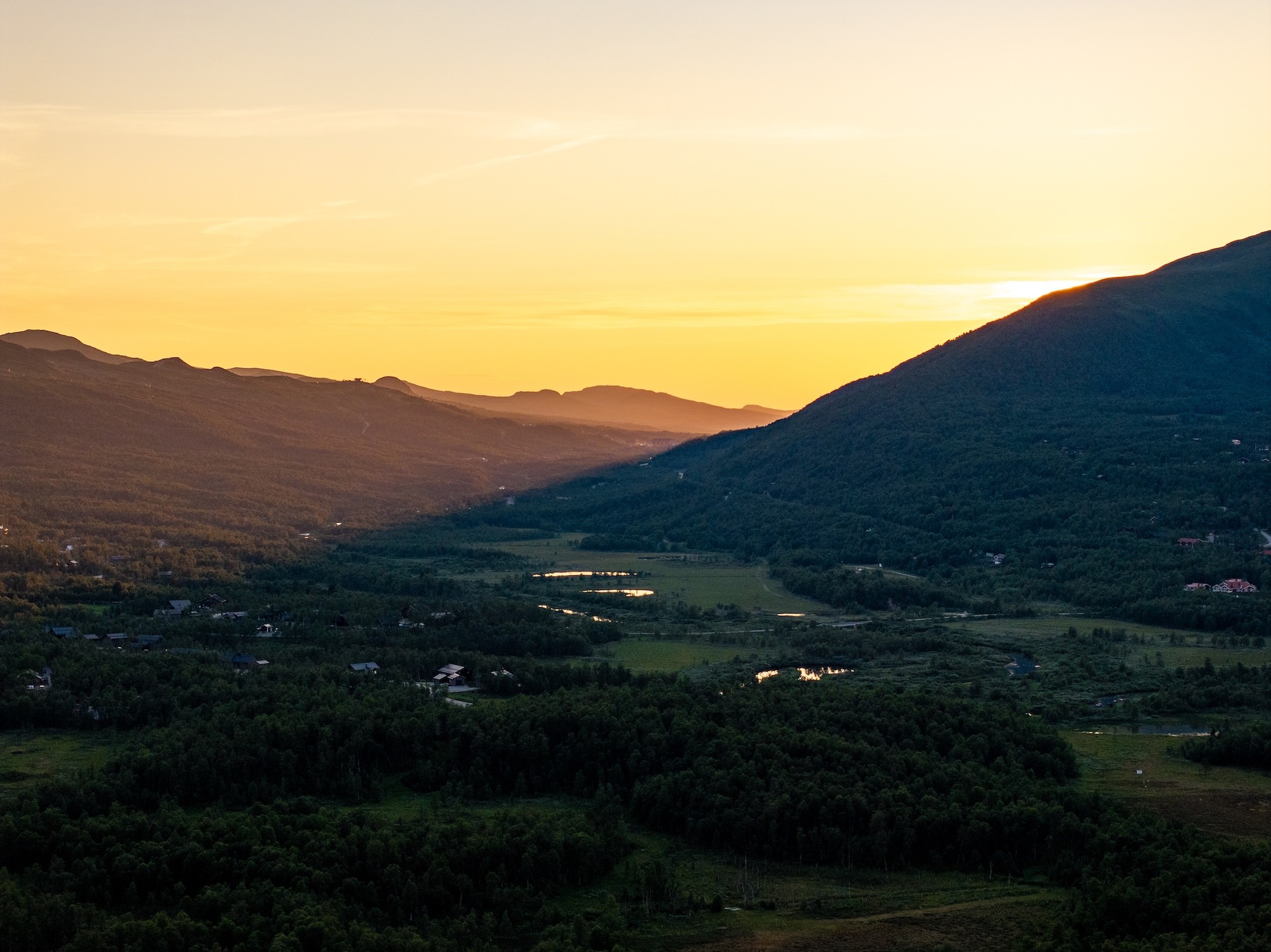 Sommarkväll över fjällen och dalgången i Tänndalen