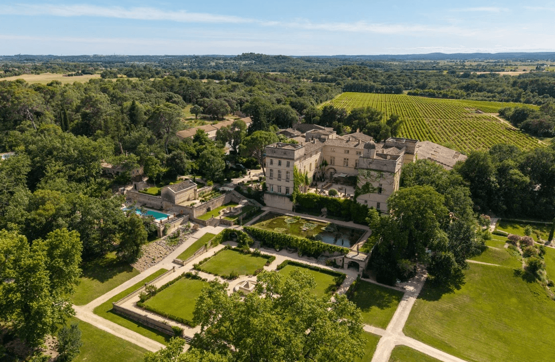 Vue aérienne d’un château, de ses jardins à la française et des vignes, road trip Châteaux cathares