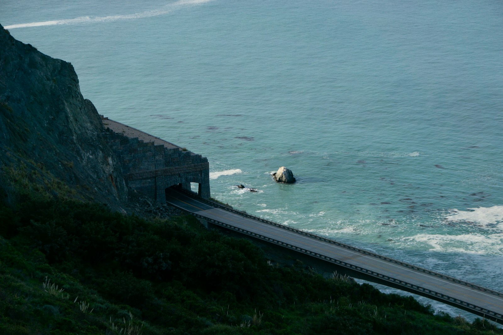 沿著海岸延伸的蜿蜒道路