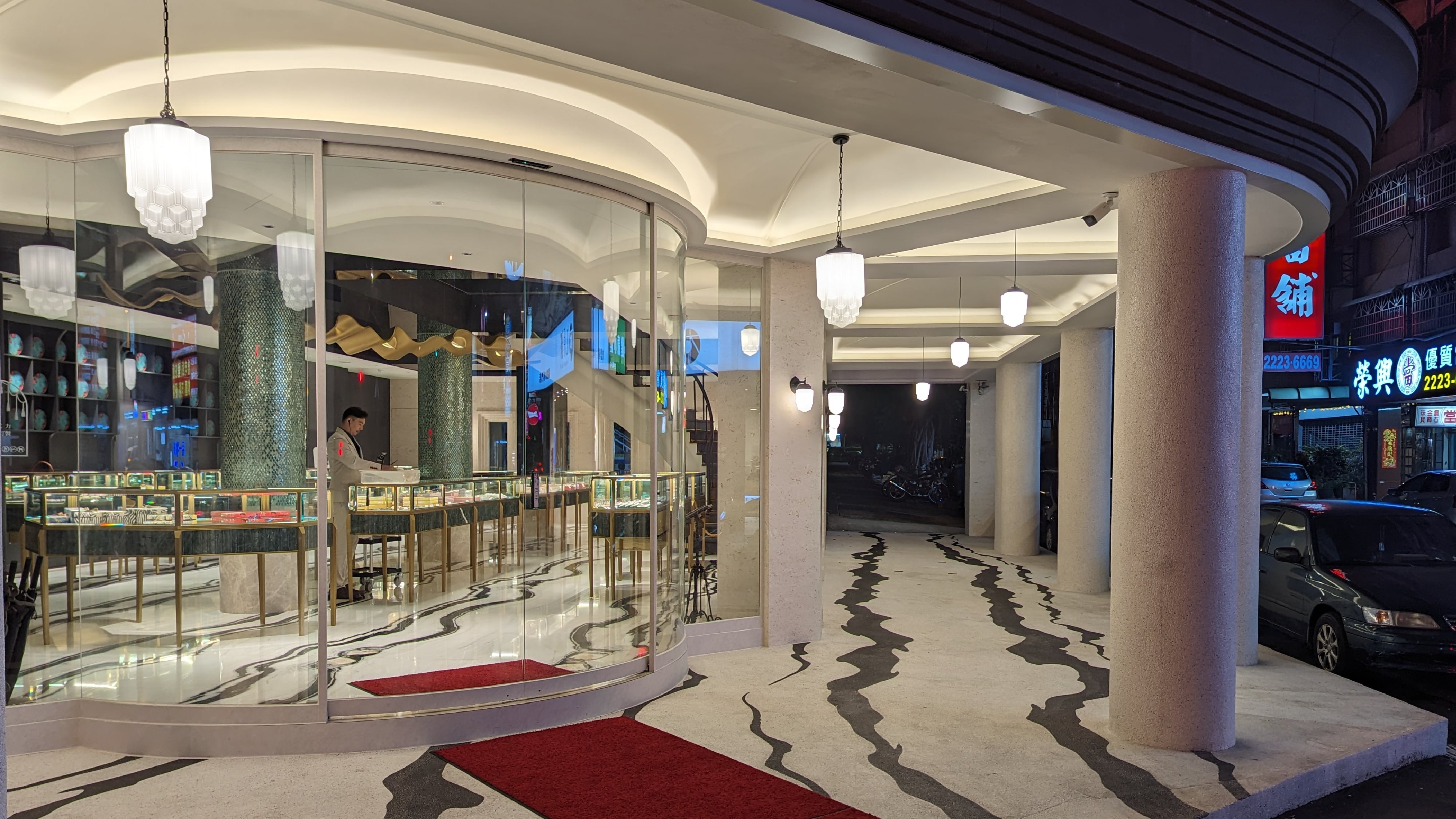 喜餅走廊燈光照明設計優雅精緻，營造明亮舒適的氛圍，引導顧客感受品牌魅力