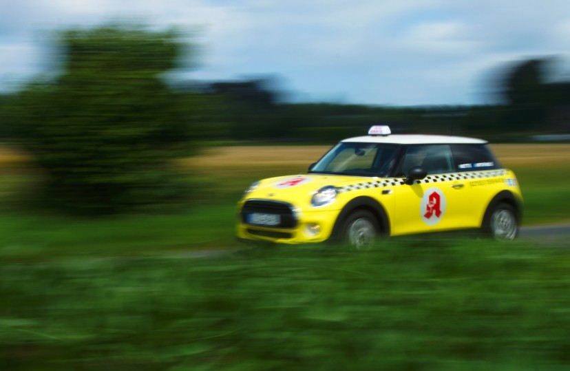 Foto MINI Botenauto in Fahrt.