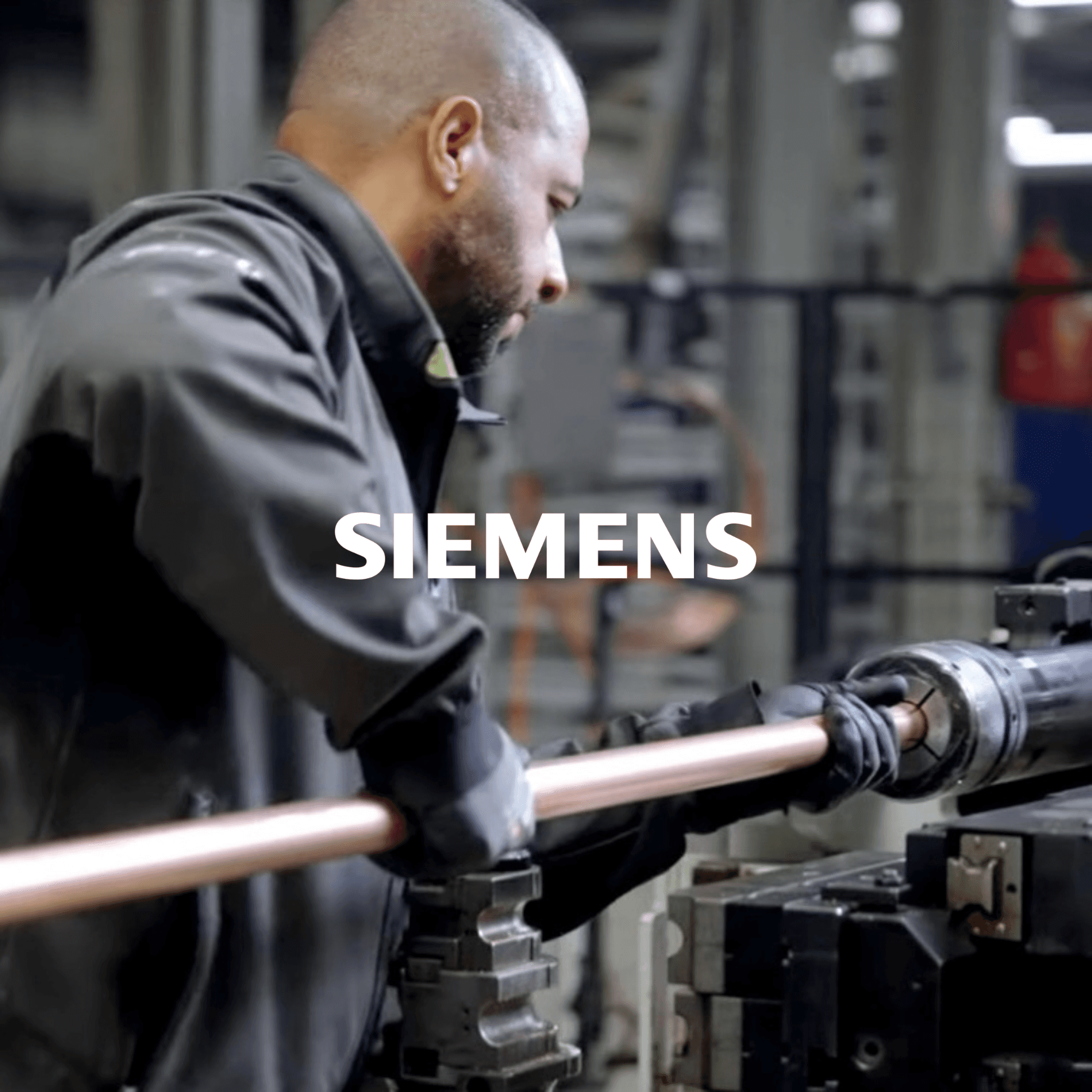 Produktion eines Bauteils einer Refra Anlage mit Siemens-Logo.