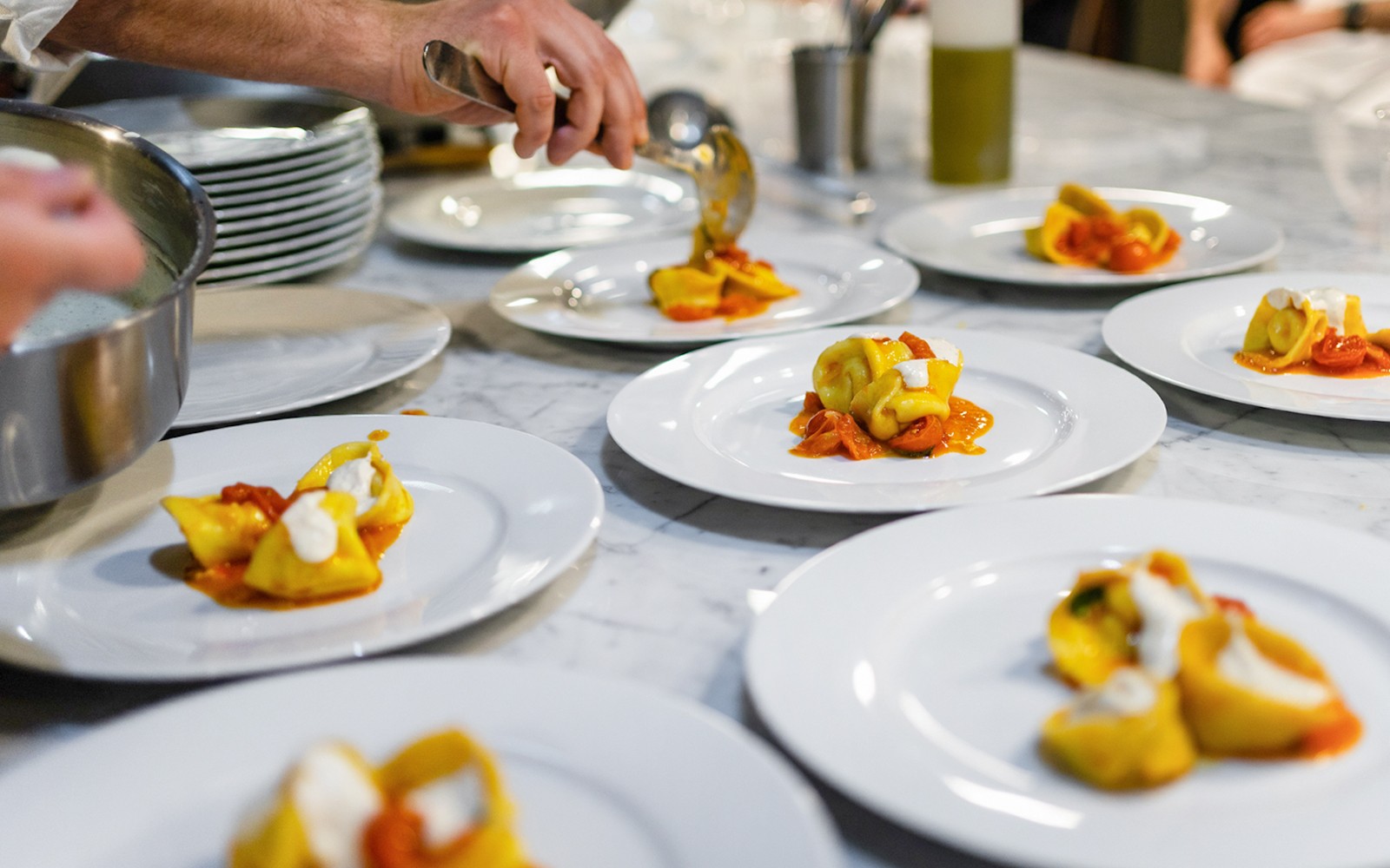 厨师在意大利罗马的烹饪课上准备意大利宽面条。