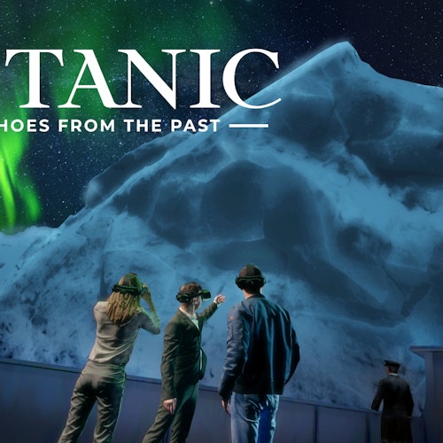 三名身着现代服装的人从船甲板上观看巨大冰山。图片上的文字写着:“泰坦尼克号:来自过去的回声。”