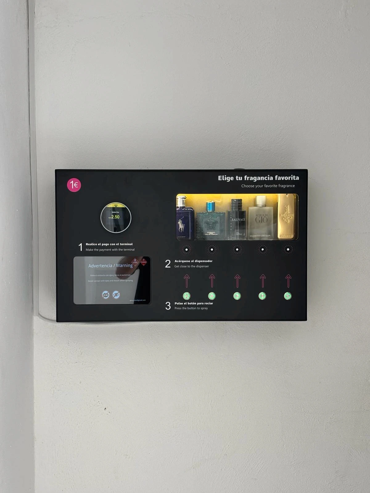 Máquina de vending de perfume SpraysBox instalada en pared blanca