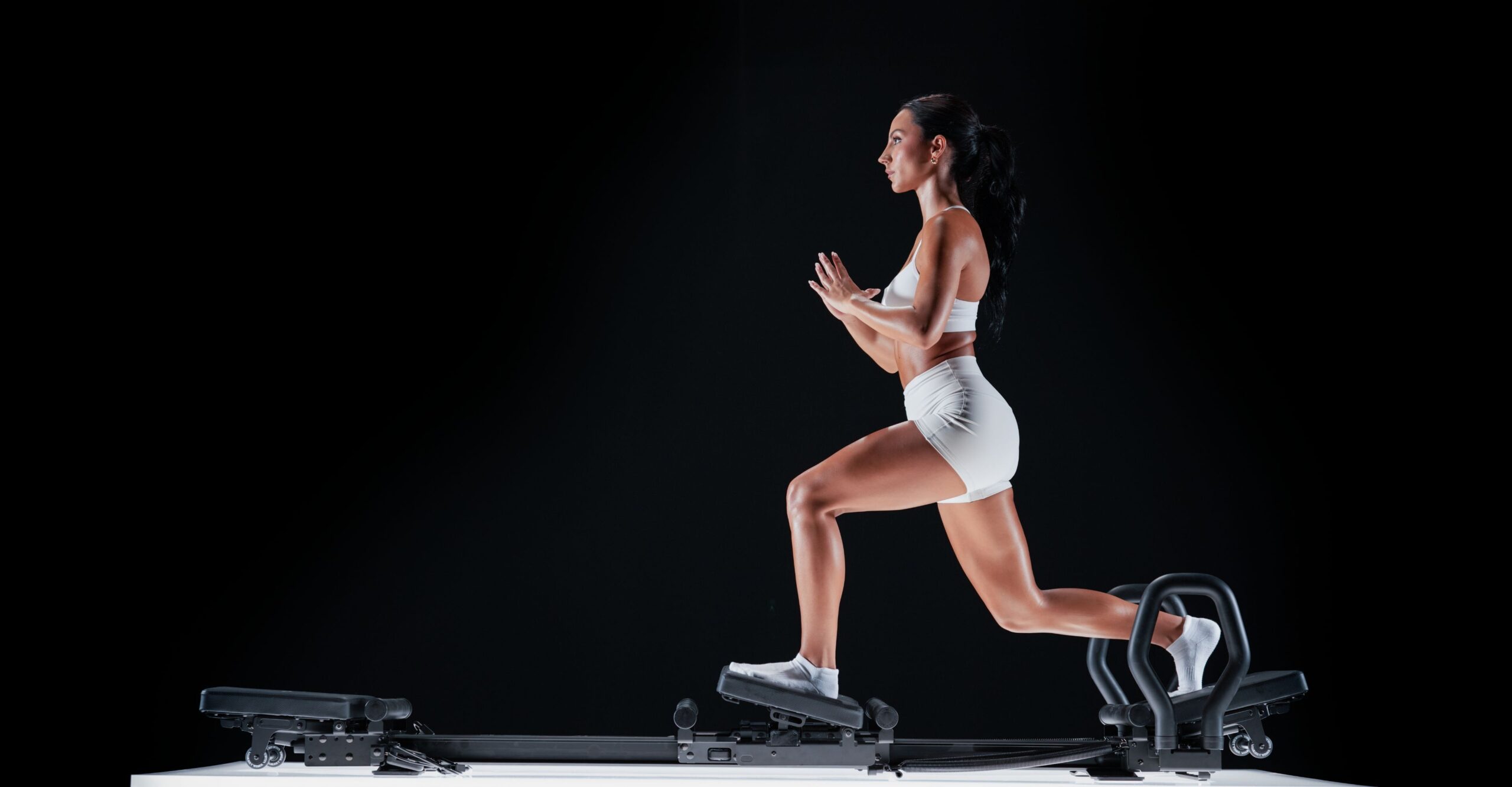 Kobieta ćwicząca lagree na megaformer pilates.