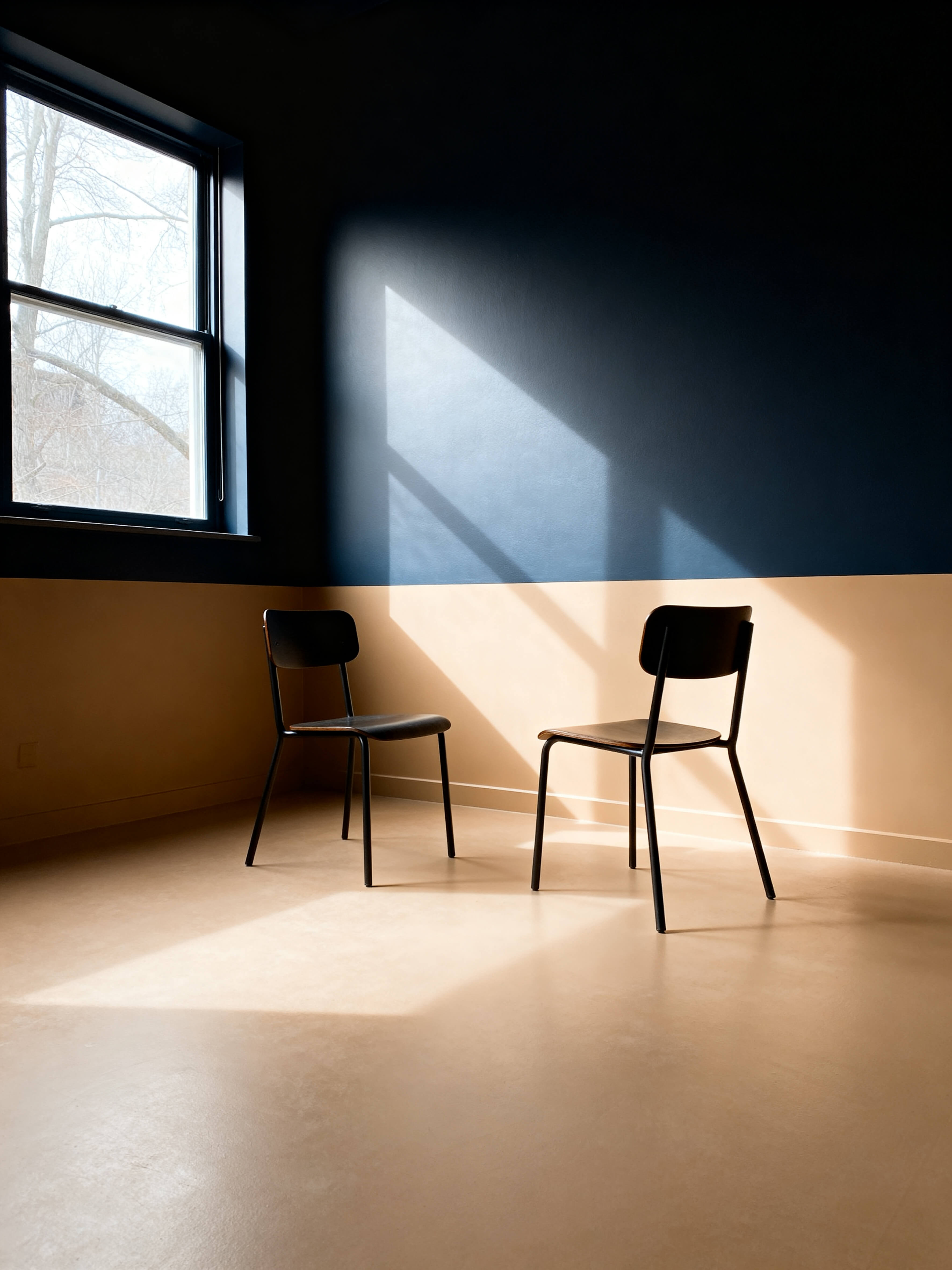 Cadeira única em espaço minimalista com luz natural entrando pela janela, representando o atendimento dos serviços gratuitos.
