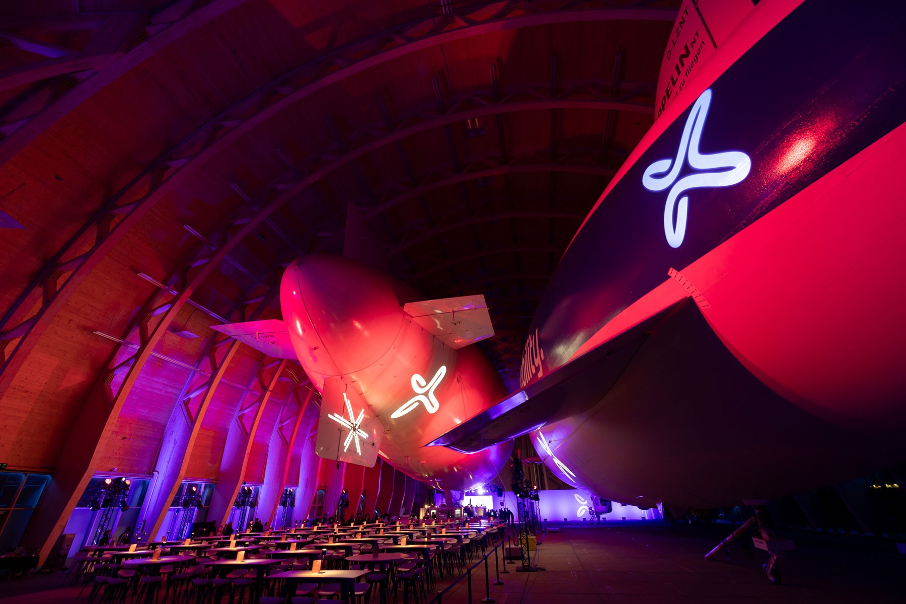 Luftschiffe beleuchtet mit Axpo Logo