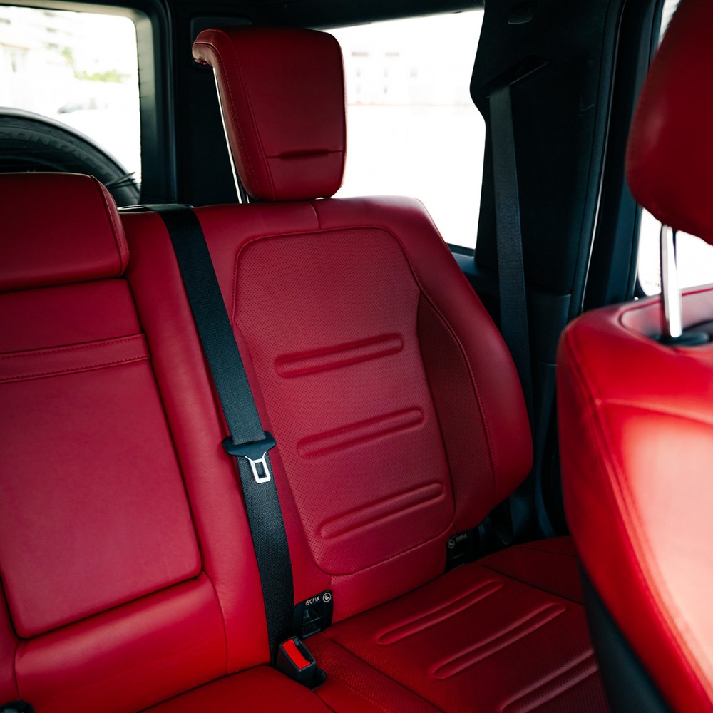 Luxurious red leather rear seating of the Mercedes-Benz G 550, showcasing comfort and ample space.