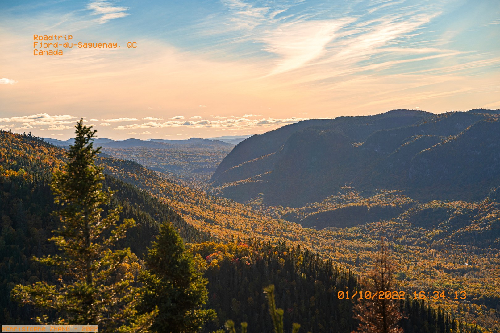 Vue panoramique du point de vue du Géant au coucher du soleil, avec des montagnes et des forêts d’automne.