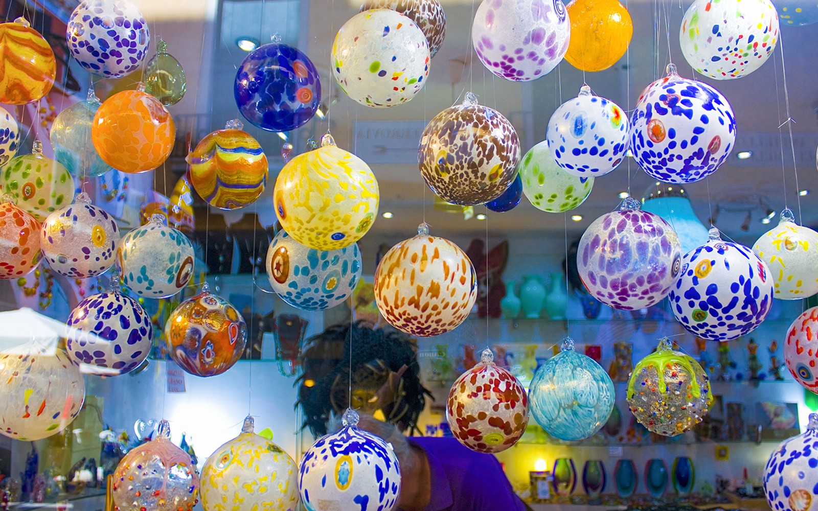 Colorati ornamenti in vetro esposti presso il Museo del Vetro di Murano, a Venezia.