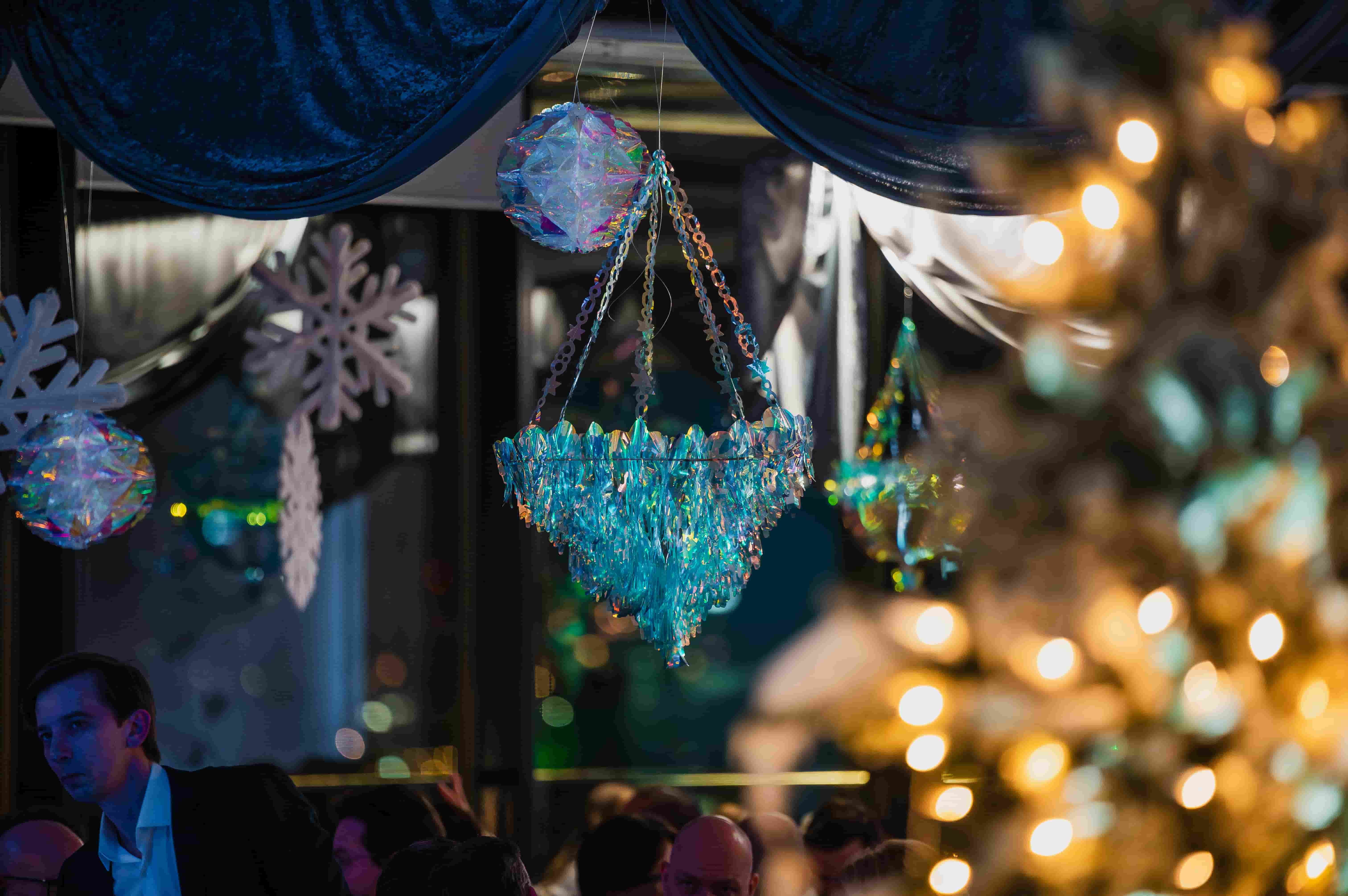 Winter Wonderland aankleding met ijsdecoratie en sfeerverlichting tijdens bedrijfsfeest