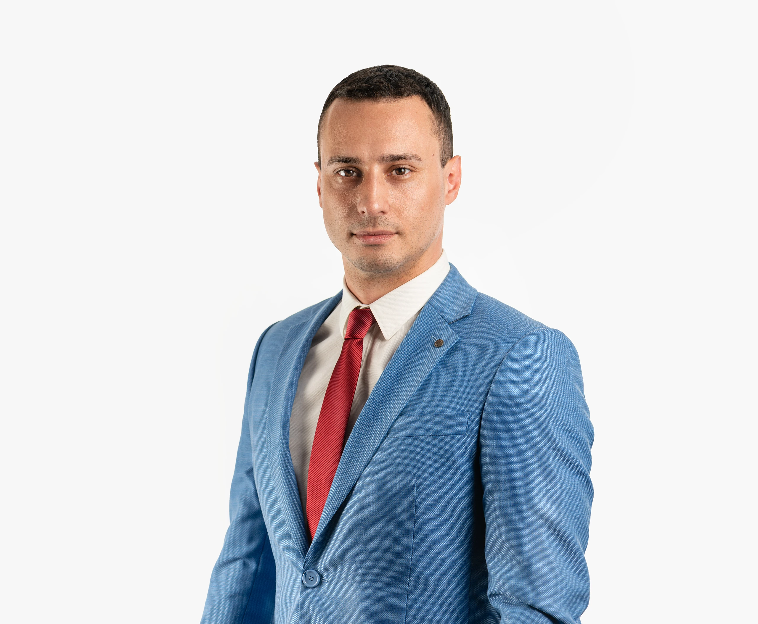 Portret direktora proizvodnje na beloj pozadini